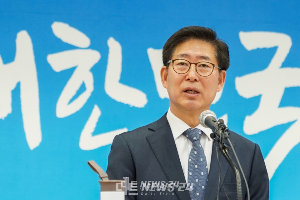 양승조 충남지사가 6일 직원 만남의 날 행사에서 "문재인 대통령의 지역균형뉴딜투어 후속조치에 만전을 기해달라"고 주문했다. 자료사진.