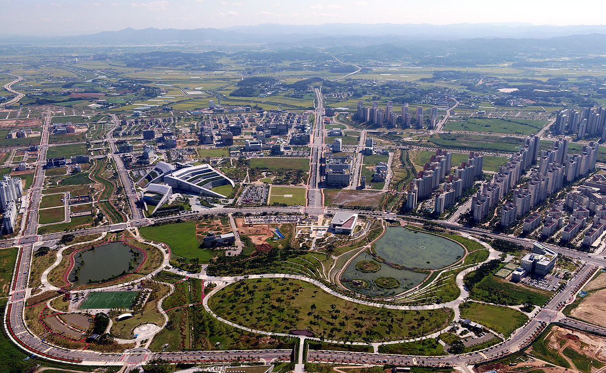 충남도청이 위치한 내포신도시 전경. 홍성과 예산으로 행정구역이 나뉘면서 주민들의 불편사안이 발생하고 있다. [충남도 제공]