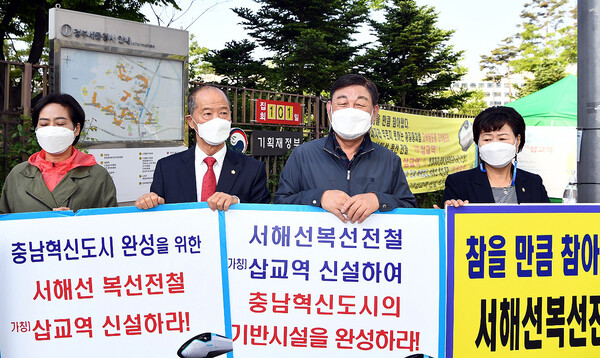 황선봉 예신군수(가운데 오른쪽)와 이승구 예산군의장(가운데 왼쪽)이  3일101일째를 맞은 세종정부청사 앞 삽교역사 신설 집회를 방문한 모습.