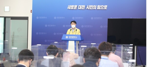 손철충 대전시 문화체육관광국장이 12일 목조로 보문산전망대를 새롭게 조성한다는 계획을 발표했다.