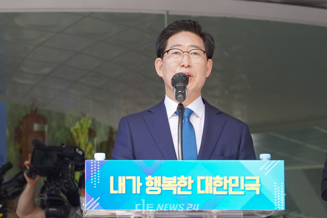 양승조 충남지사가 12일 대선 출마를 선언하고 있는 모습. 