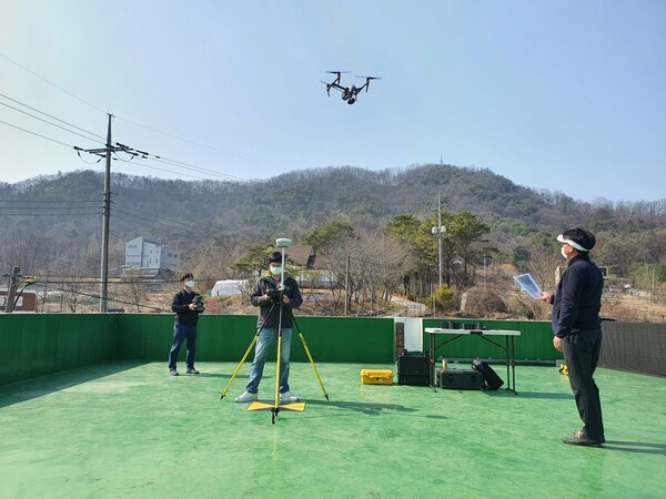 자료사진. 대전 유성구 토지정보과 직원들이 드론(UAV)을 이용해 항공영상을 촬영하고 있는 장면. 자료출처- 대전 유성구.