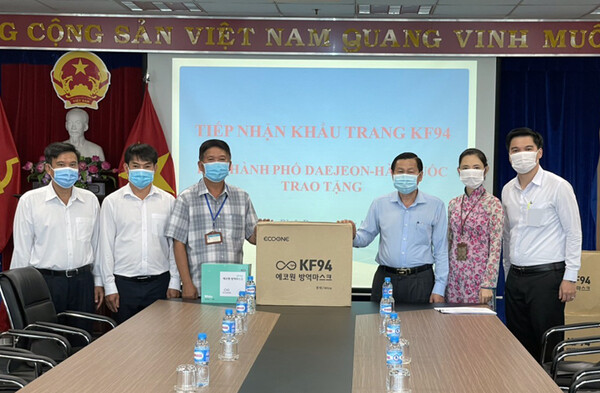 베트남 빈증성 외교국 국장 등을 비롯한 관계자들이 대전뉴스 김기석 대표 등이 기증한 KF94 마스크 전달식을 갖고 있다.