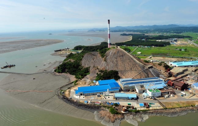 충남도와 서천군은 일제강점기 수탈과 국가산업 전초기지로 오염된 장항제련소 주변 토양을 재 자연화해 서천 갯벌과 국립생태원을 연계, 지역의 새로운 성장 거점으로 변모시키고 있다.