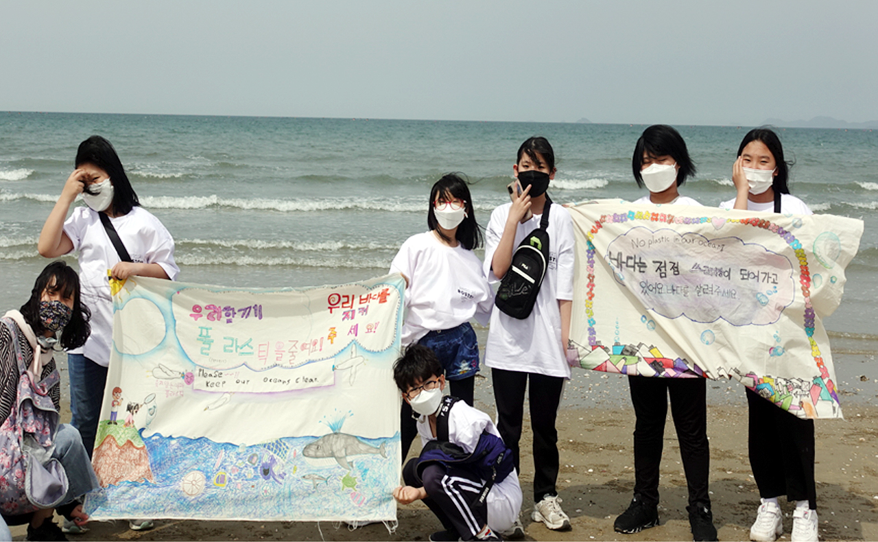장곡초등학교 5~6학년으로 구성된 '온새미로 환경지킴이' 학생들이 청포대 해수욕장에서 바다환경보호 캠페인활동을 벌이고 있는 모습. 