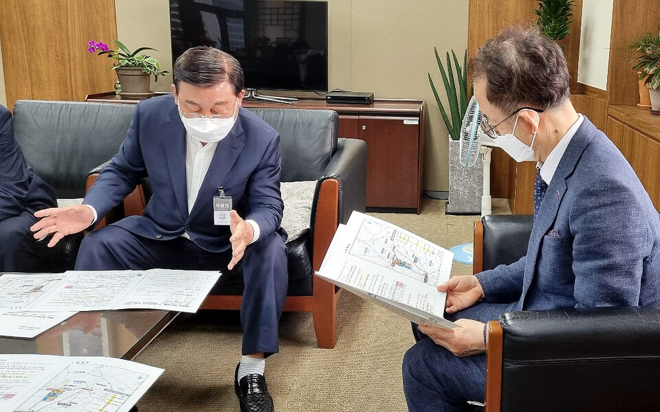 황선봉 예산군수(왼쪽)가 22일 김사열 국가균형발전위원장을 찾아 서해선복선전철 삽교역사 신설을 건의하고 있다. [예산군청 제공] 