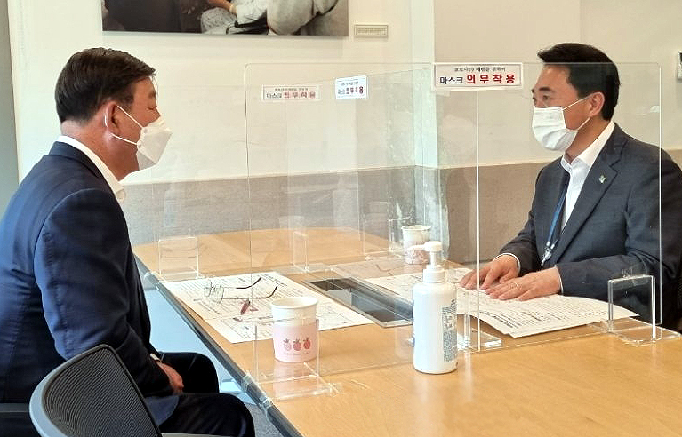 15일 청와대를 방문해 박수현 국민소통수석(오른쪽)을 만나 삽교역 신설을 요청하고 있는 황선봉 예산군수. [예산군청 제공]