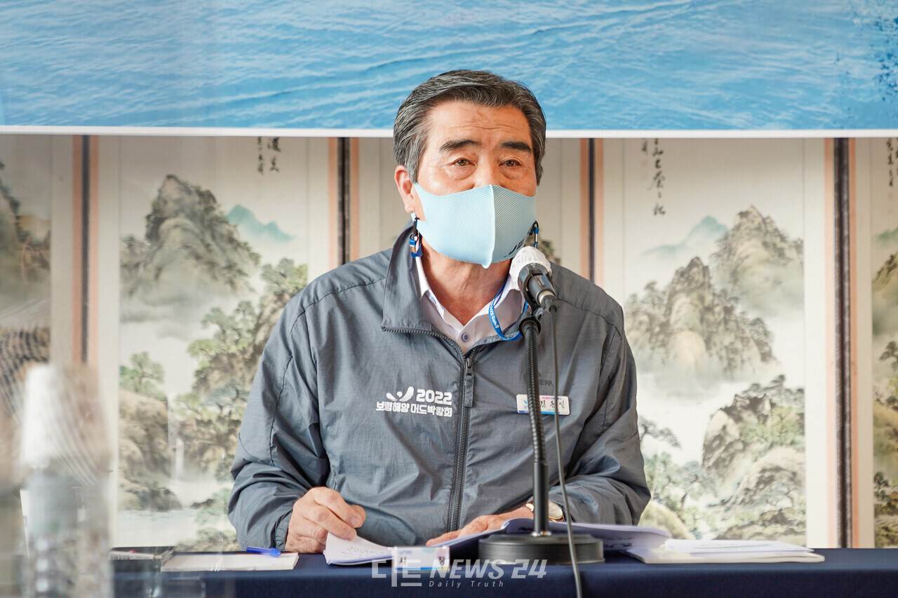 김동일 보령시장이 24일 죽도 상화원에서 민선7기 4년차 기자간담회를 갖고 있다. 