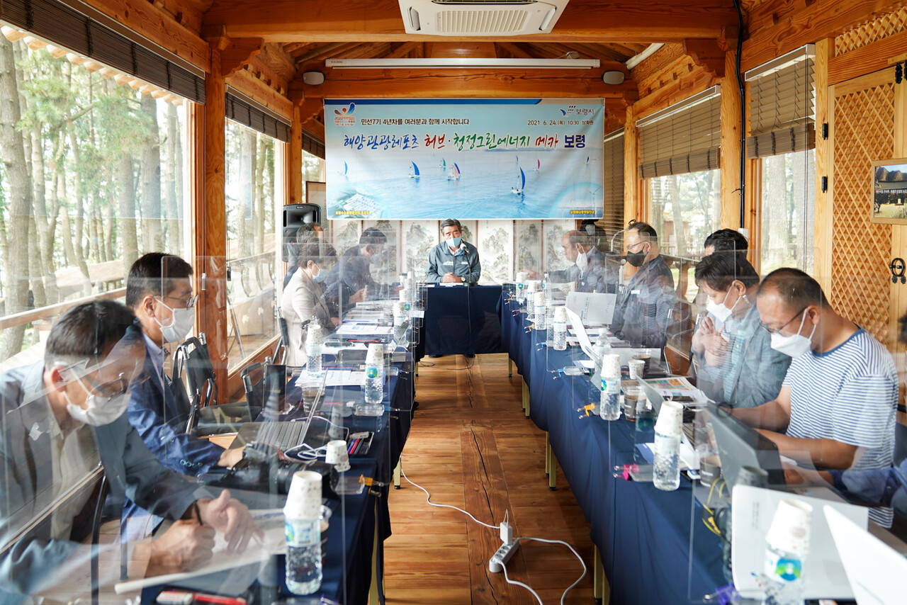 김동일 보령시장이 24일 죽도 상화원에서 민선7기 4년차 기자간담회를 갖고 있다. 