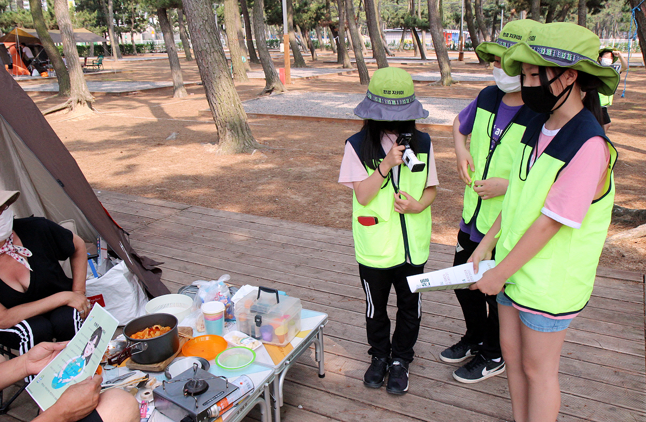학생들이 직접 제작한(캠퍼들의 작은 실천들) 홍보지와 안내하는 환경지키미 활동 모습.