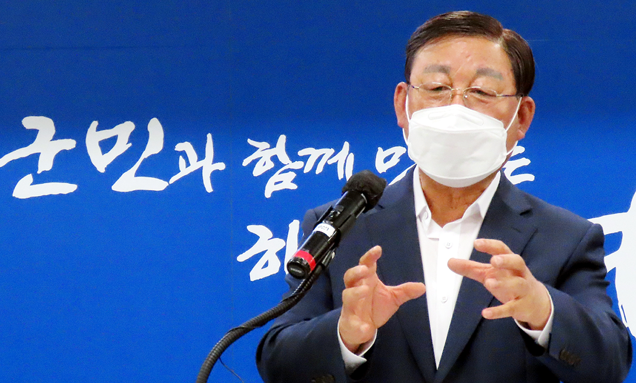 황선봉 예산군수가 29일 민선7기 3주년 기자회견에서 삽교역 신설을 결정할 핵심 쟁점 세 가지에 대해 설명하고 있다. 