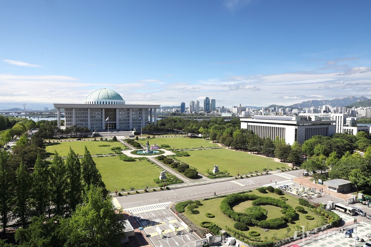 1975년 서울 여의도에 둥지를 튼 국회의사당. 46년 만에 국회 세종의사당 시대를 열어낼 수 있을 지 주목된다. 국회 제공. 