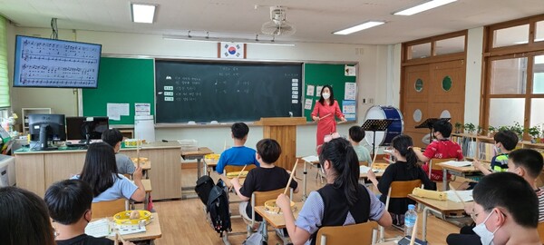 박소영 교사가 대전자양초 4학년 교실에서 아이들과 수업을 진행하고 있다. 본인 제공