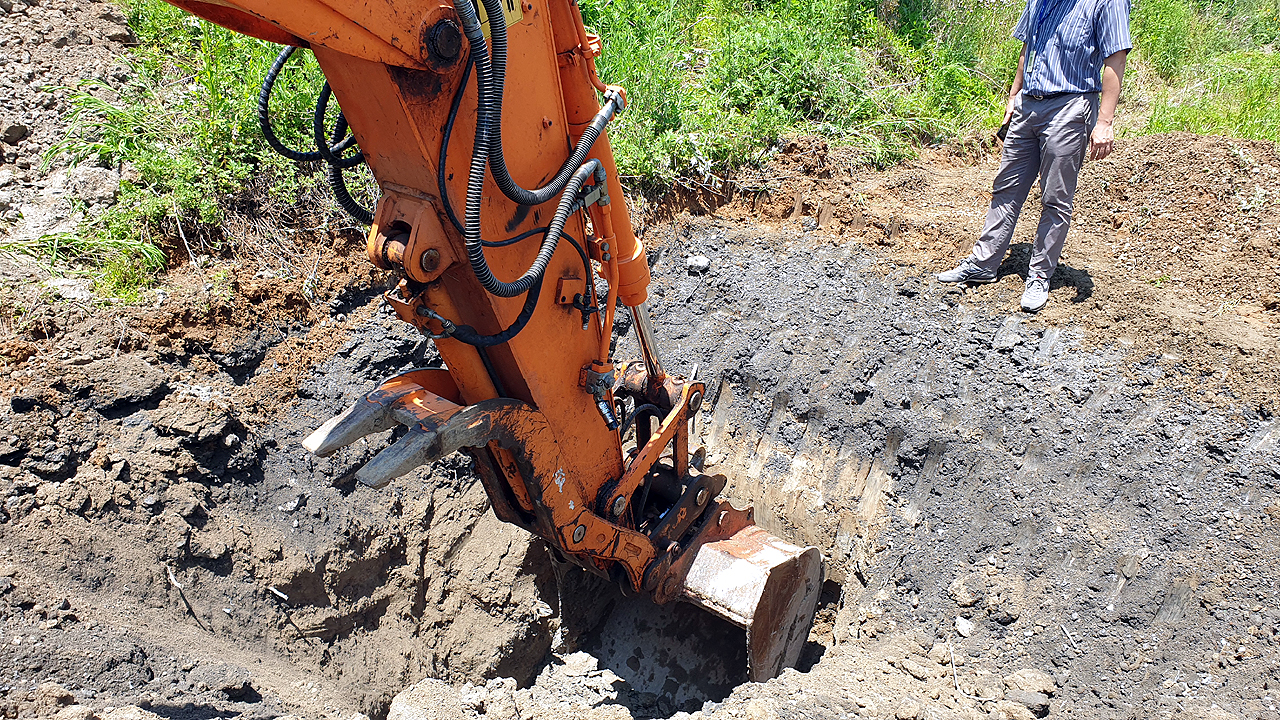 불법폐기물 의혹을 받고 있는 장정마을 폐기물처리업체(옛 세명기업)의 내부 시료 채취를 위해 굴착하고 있는 모습. 부여군청 제공].