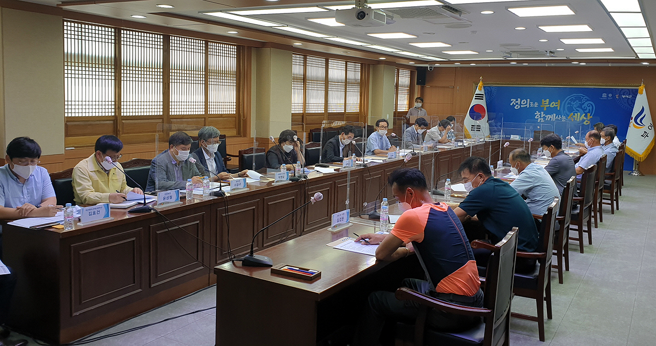 지난 8일 열린 환경관리 협의체 회의 모습. 이 자리에서 사업장 대표 측은 이견을 보였던 조사방법 등에 합의하면서 용역조사가 다시 진행될 방침이다.