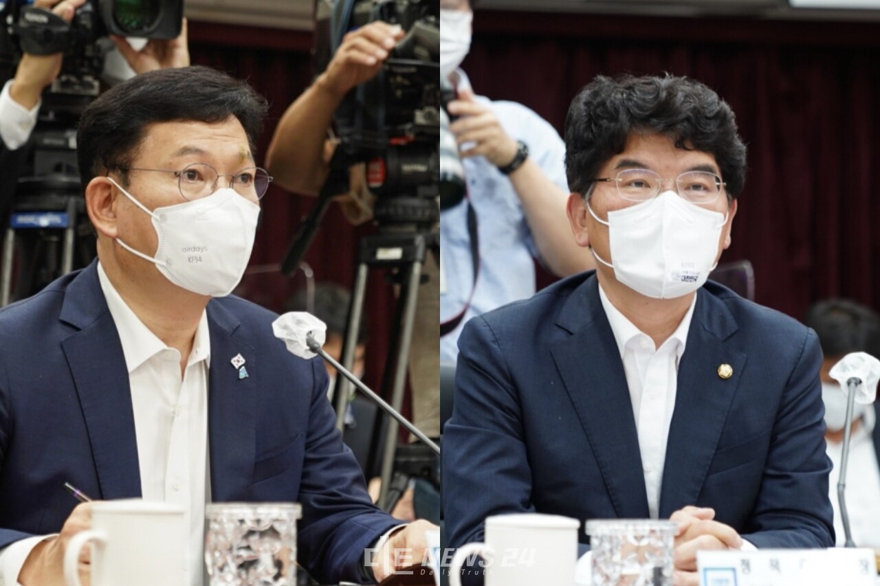 더불어민주당-충남도 예산정책협의회에 참석한 송영길 대표(왼쪽)와 박완주 정책위의장.황재돈 기자.