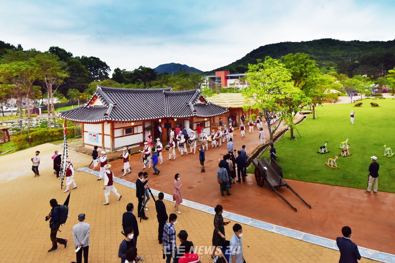 충남 예산군의 새로운 관광명소로 자리잡고 있는 내포보부상촌 모습. 지난해 코로나19로 운영에 어려움을 겪으며 적자를 기록했지만 최근들어 두달 연속 흑자를 보이고 있다. 예산군 제공.