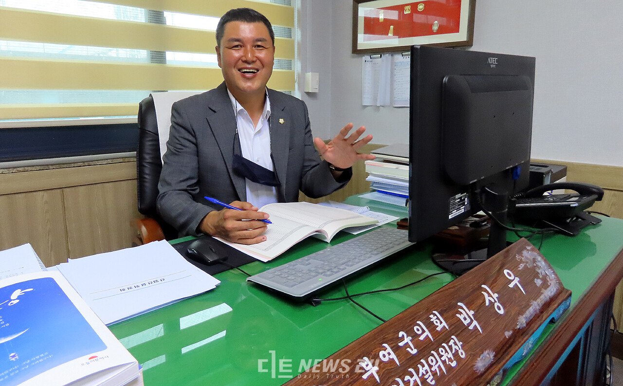 부여군의회 산업건설위원장을 맡고 있는 박상우 의원. 그는 '봉사하는 정치인'의 역할을 강조했다.