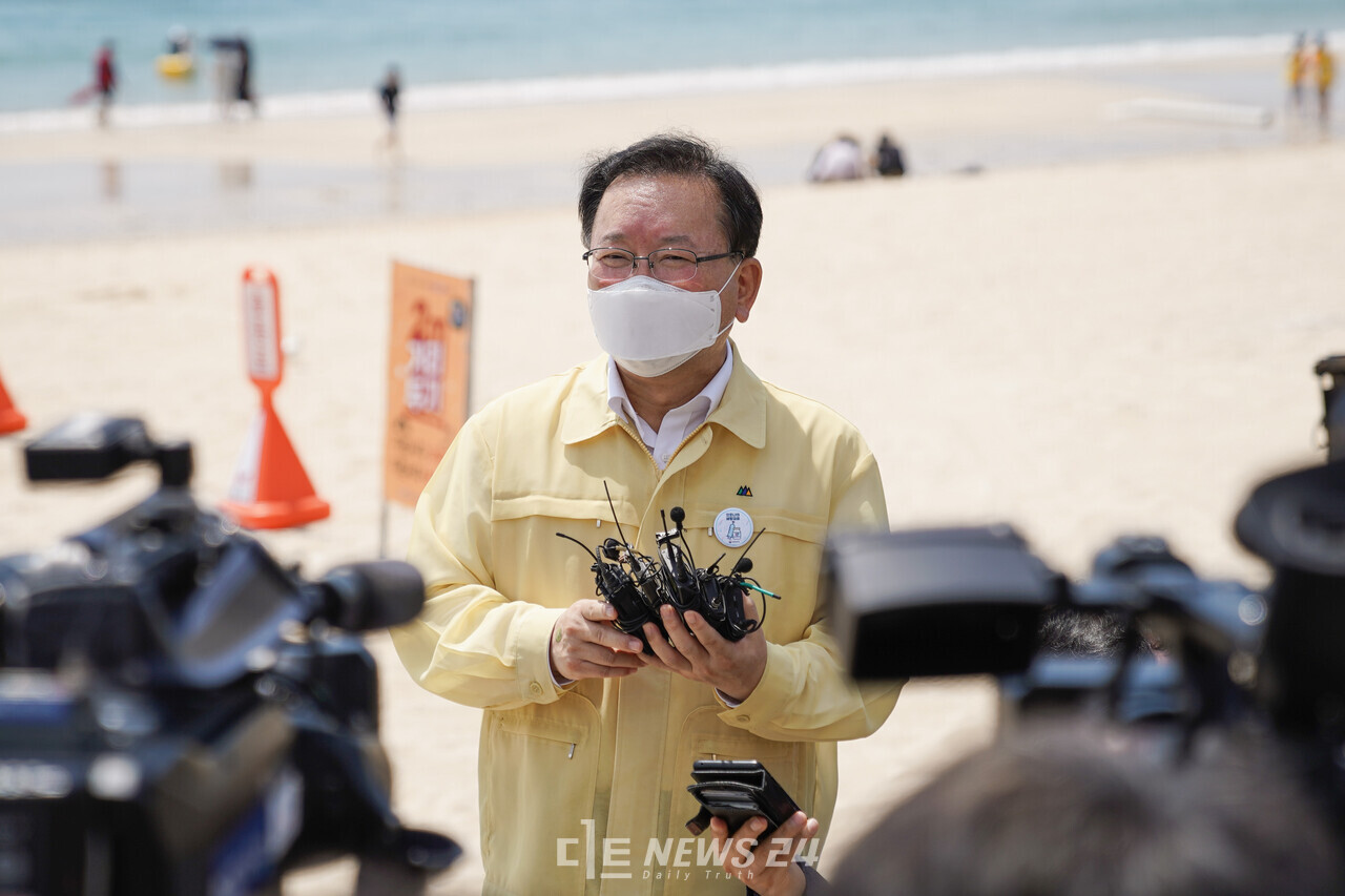 김부겸 국무총리가 20일 코로나19 방역상황 점검 차 대천해수욕장을 방문해 충남민항 등 현안과제를 적극 검토하겠다고 밝혔다. 황재돈 기자.