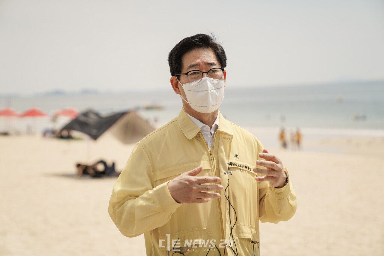 양승조 충남지사가 20일 대천해수욕장에서 기자들과 인터뷰를 하고 있다. 황재돈 기자.