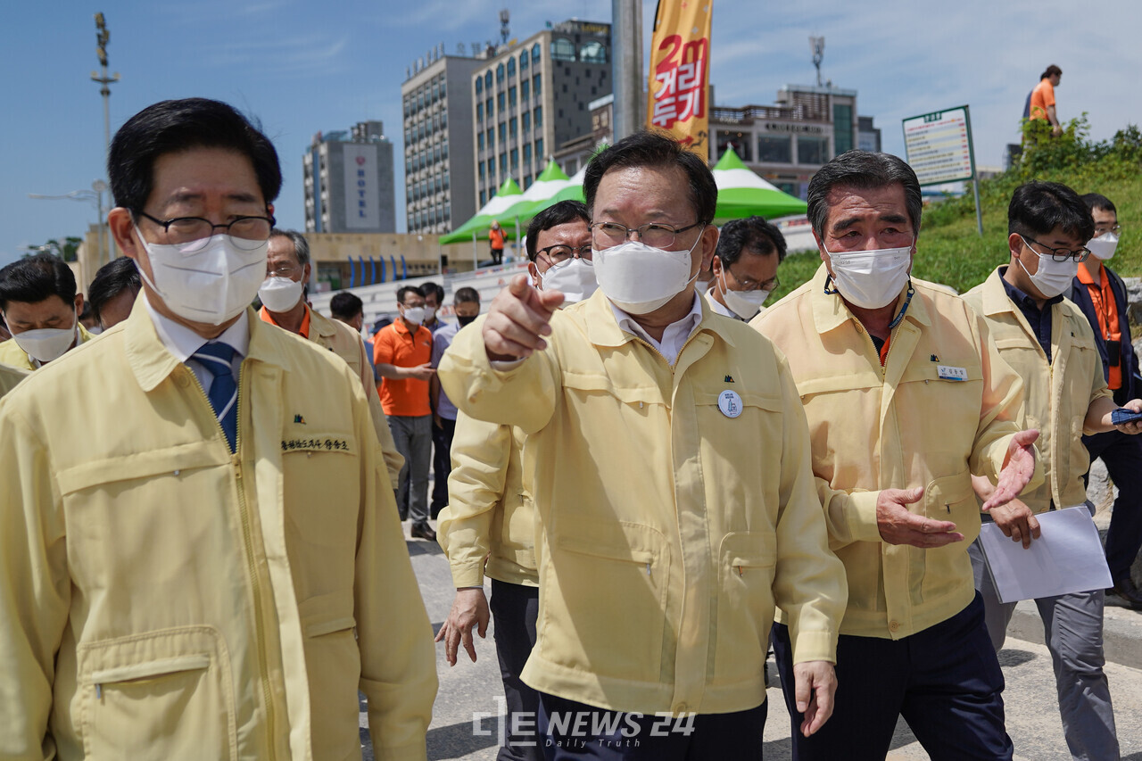 김부겸 국무총리가 20일 코로나19 방역상황 점검 차 대천해수욕장을 찾아 보령시 일자리 감소 문제 등 해결방안을 찾겠다고 약속했다. 황재돈 기자.