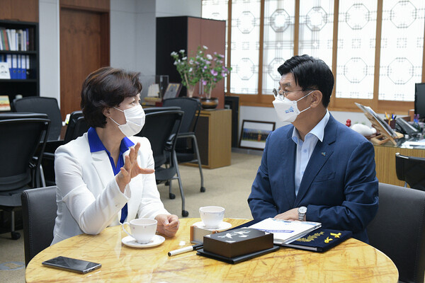 추미애 민주당 대선 후보가 22일 세종시청 시장실을 방문, 이춘희 시장과 얘기 나누고 있다. 국가균형발전 4.0 시대를 제시하고 있다. 이희택 기자. 