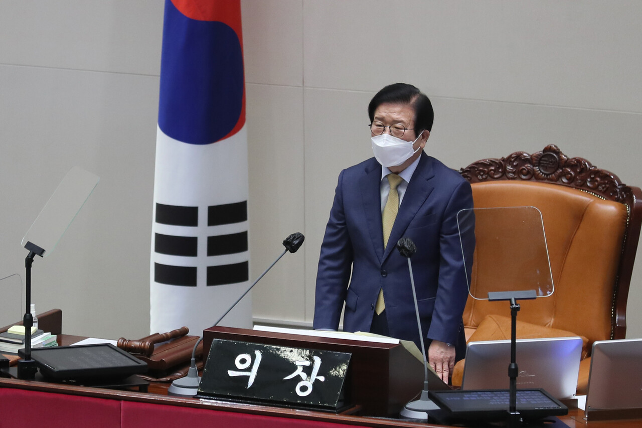 박병석 국회의장은 17일 제73주년 제헌절을 맞아 “협치의 새 시대, 출발점은 개헌”이라며 헌법 개정 필요성을 강조했다. 자료사진.
