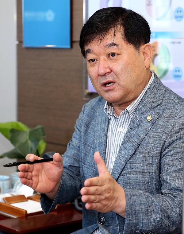 당진시의회 최창용 의장이 국가로봇테스트필드 당진유치를 염원하는 인터뷰를 진행하고 있다. 당진시제공.