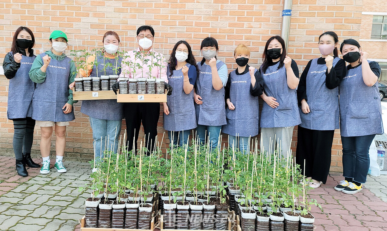 서산 석림중학교는 학부모 환경교육 학습공동체를 통해 학부모의 동참을 적극 유도하고 있다. 피티병을 활용한 화분에 토마토 모종을 심은 모습.