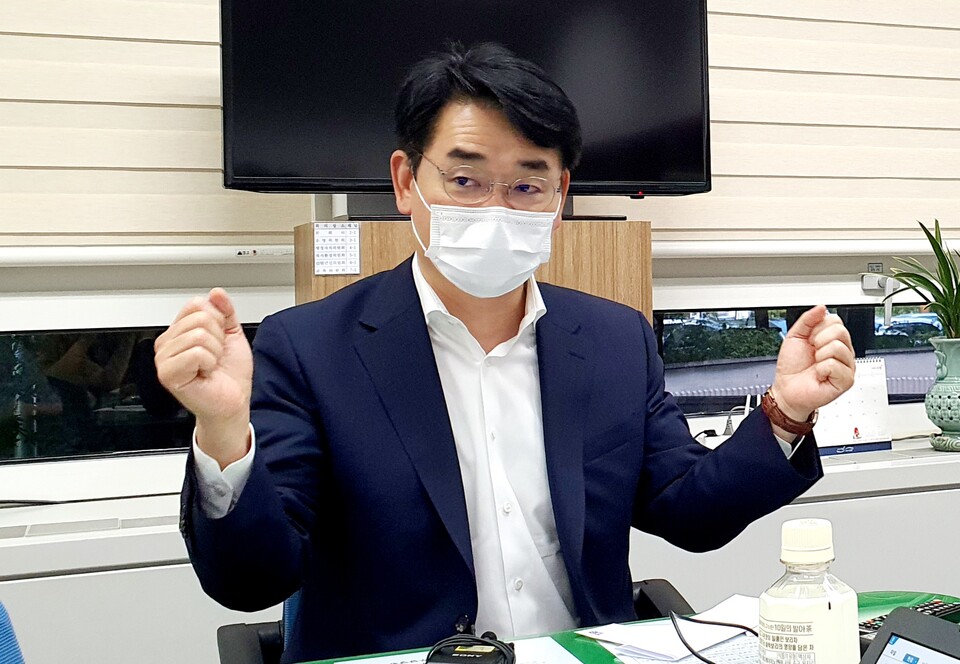 더불어민주당 대선경선 주자인 박용진 후보가 5일 대전을 찾아 기자간담회를 열고 각종 현안에 대한 입장을 밝혔다. 이미선 기자.