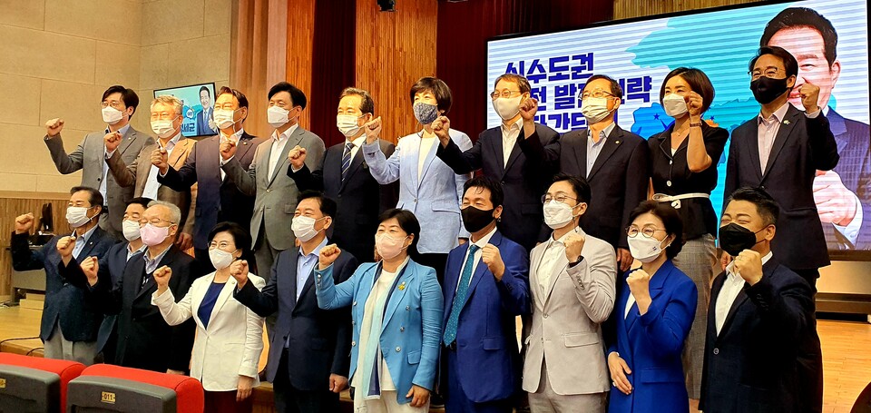 10일 정세균 후보의 신수도권 대전 발전 전략 발표 기자간담회에 조승래·장철민 국회의원 등 지지자들이 함께 했다.