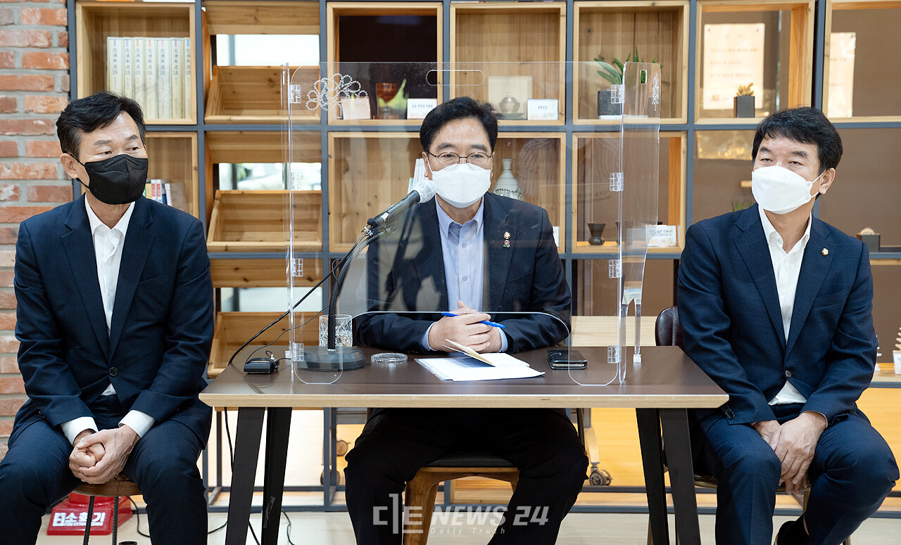 이날 간담회에는 나소열 전 충남도 문화체육부지사(왼쪽)와 양승조 지사 비서시장 출신인 문진석 의원(오른쪽)이 동석했다. 황재돈 기자.