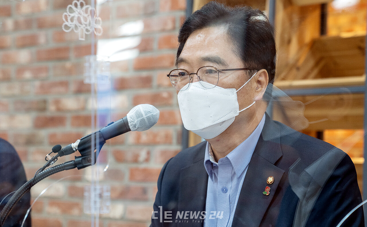 이재명 후보 캠프 공동 선대위원장을 맡고 있는 우원식 의원이 11일 충남도청 기자 간담회에서 첫 경선지인 충청권을 위한 공약을 준비 중이라고 밝혔다.  황재돈 기자.