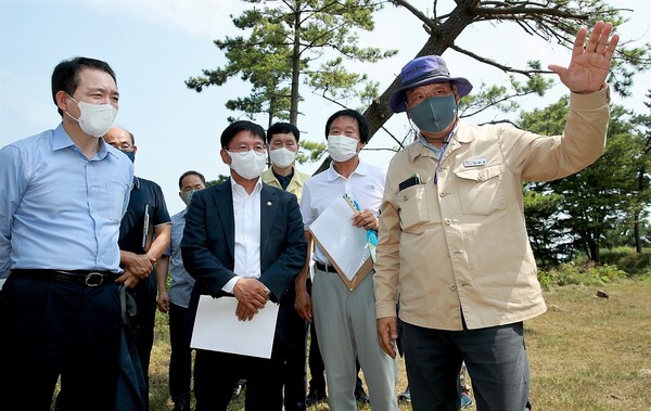 가세로 태안군수(맨 우측)가 11일 태안을 찾은 김현모 문화재청장(왼쪽서 두 번째)과 성일종 의원(맨 왼쪽)에게 안흥진성의 전면 개방을 건의했다. 태안군 제공.