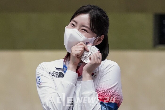 도쿄올림픽에서 접전 끝에 은메달을 획득한 김민정이 메달을 들어 보이며 기뻐하고 있다. 