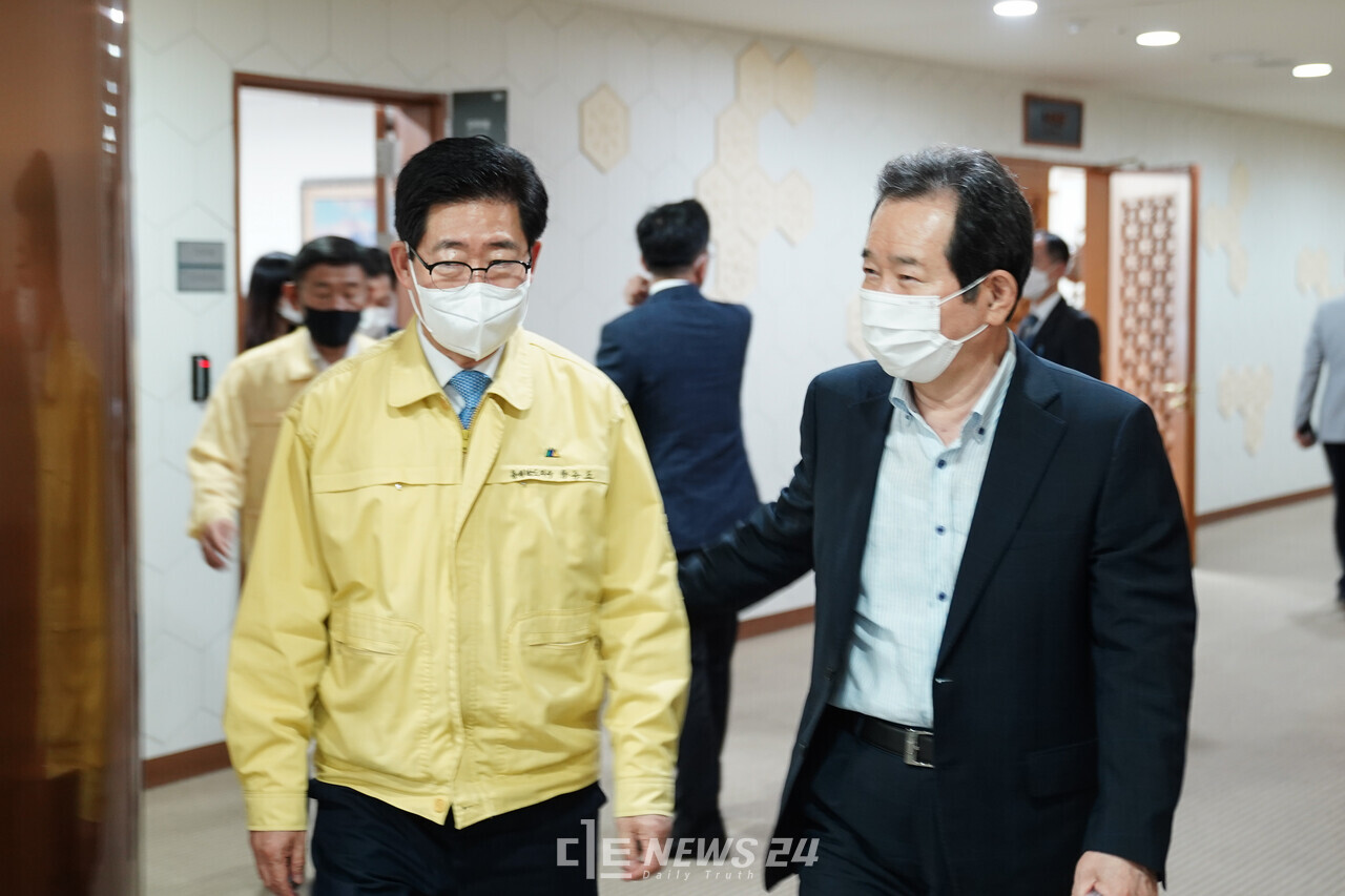 양승조 충남지사가 17일 정세균 더불어민주당 대선경선 후보를 맞으러 천안까지 방문한 사실이 알려지면서 뒷말이 나오고 있다. 자료사진. 