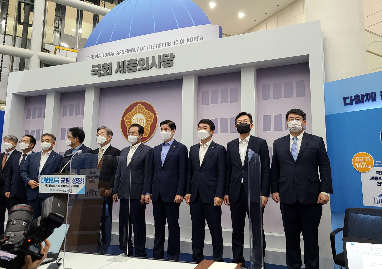 이재명 민주당 대선 후보와 기자간담회 참석자들이 세종시청 1층에 마련된 국회 세종의사당 홍보관에서 기념사진을 촬영하고 있다. 한지혜 기자.