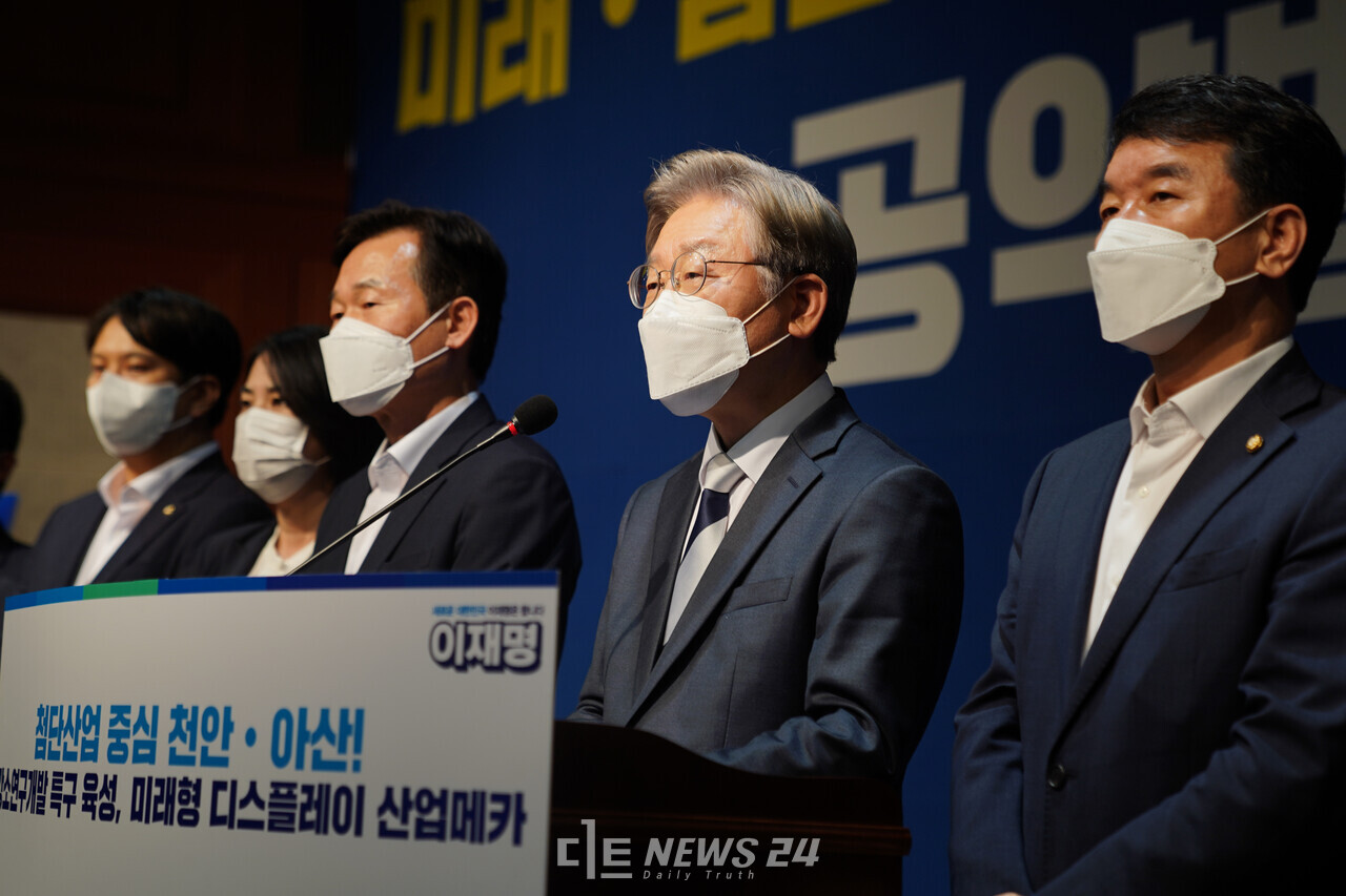 이재명 더불어민주당 대선 경선 후보가 28일 충남 천안에 위치한 충남북부상공회의소 대회의실에서 천안아산권 공약을 발표하고 있다. 황재돈 기자. 