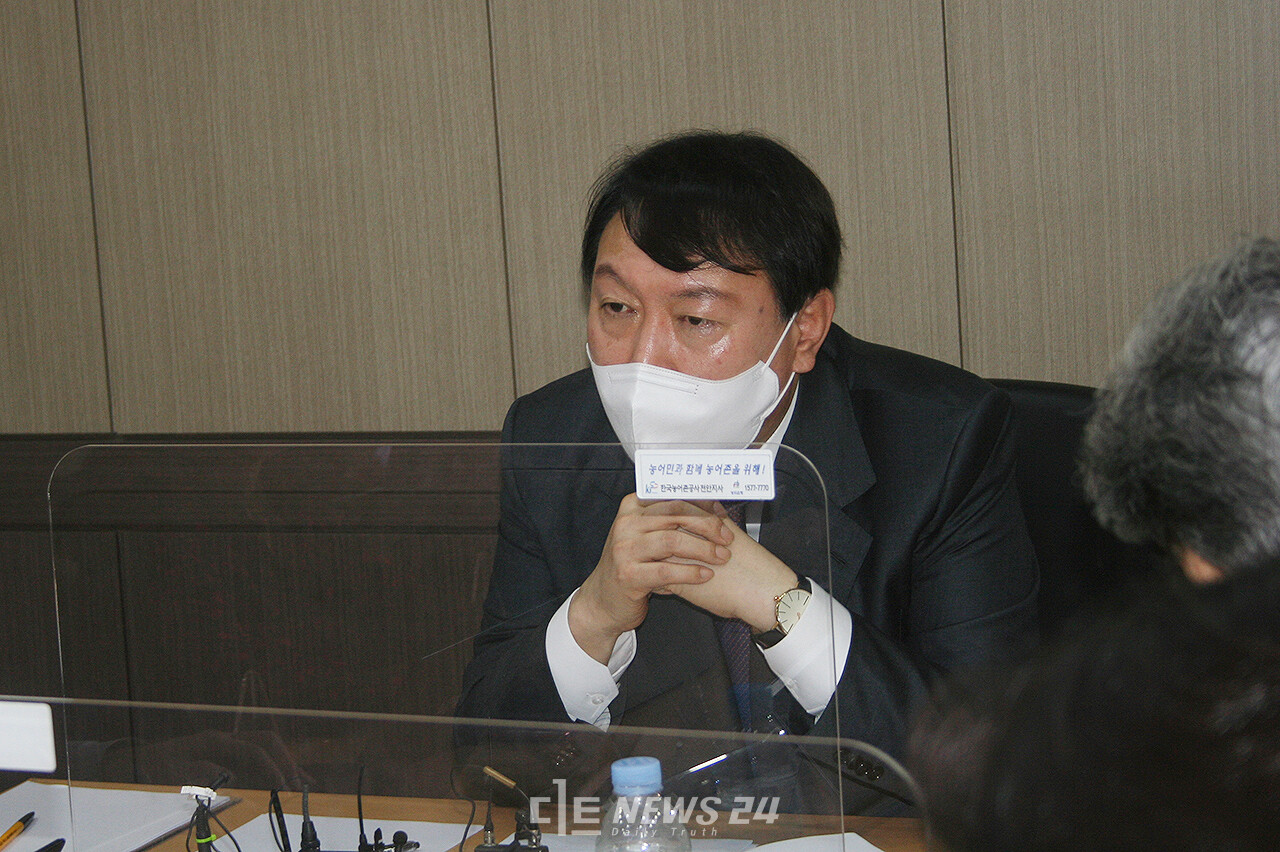 윤석열 국민의힘 대선 예비후보가 30일 충남도당사에서 열린 기자간담회에서 ‘충청대망론’과 관련한 질문에 “국민통합론”이라고 밝혔다. 류재민 기자