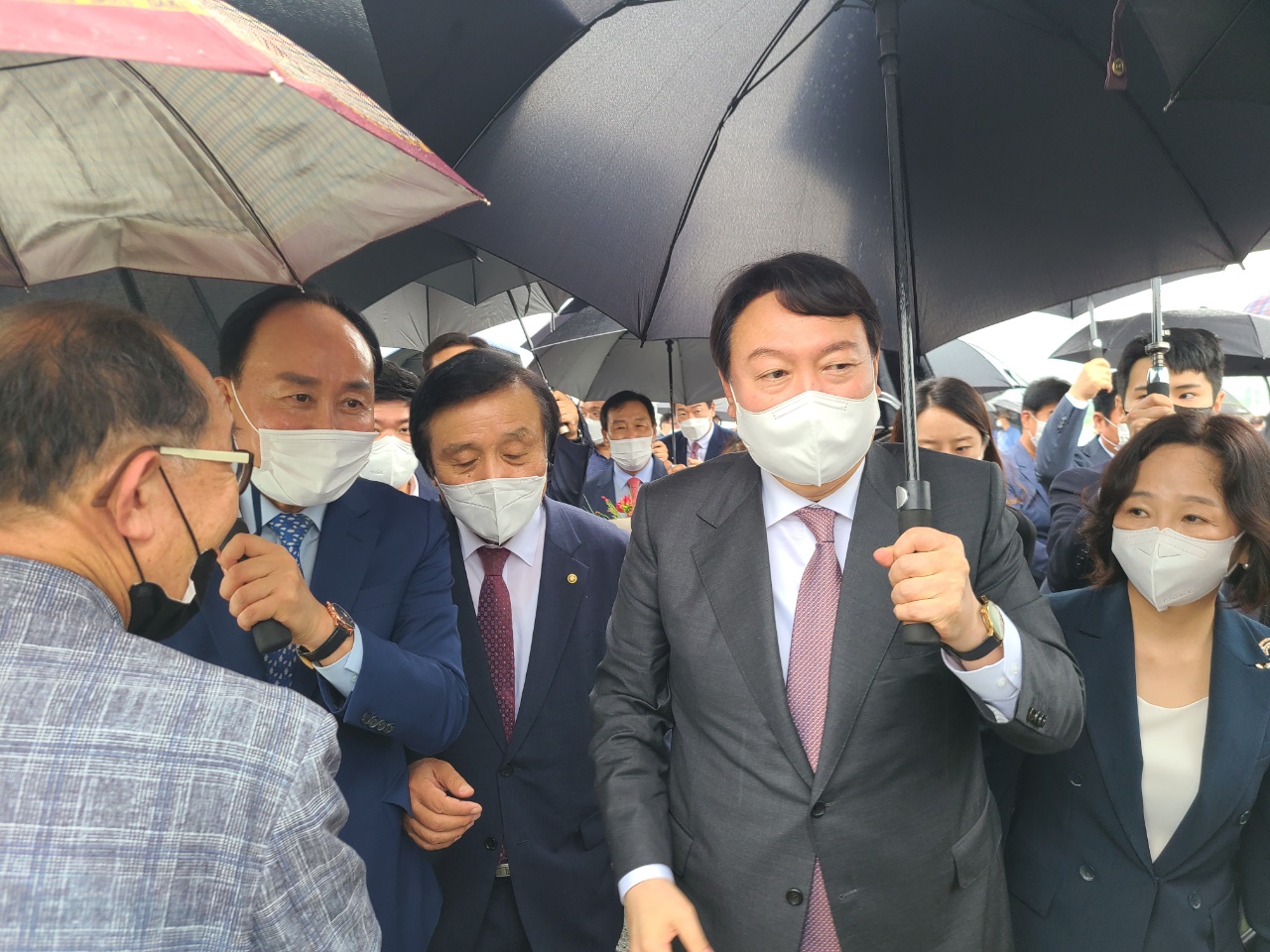 윤석열 국민의힘 대선 예비후보가 30일 국회 세종의사당 부지를 방문해 지지자들과 걸어오고 있다. 한지혜 기자.