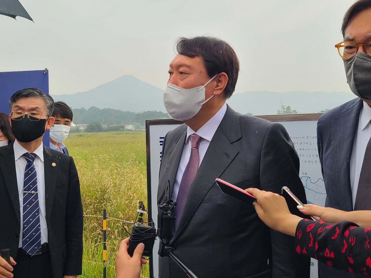 윤석열 국민의힘 대선 예비후보가 행정수도 완성 차원의 대통령 집무실 설치 공약을 설명하고 있다. 한지혜 기자.