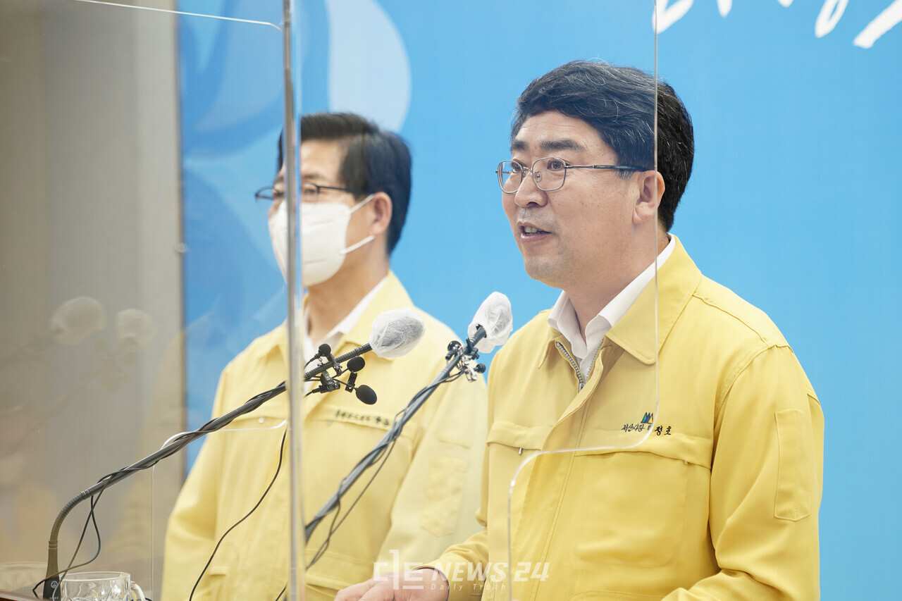 맹정호 서산시장이 31일 도청 프레스센터에서 열린 충남도 정부예산안 발표 기자회견에서 충남공항 기본계획수립비 15억 원 반영과 관련해 환영 입장을 밝혔다. 황재돈 기자.