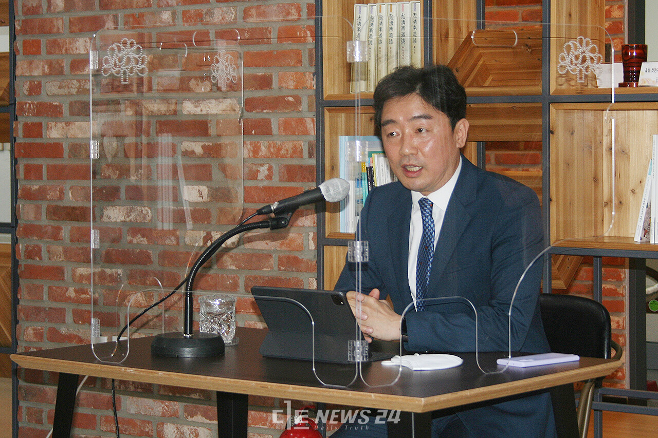 강훈식 더불어민주당 충남도당위원장이 9일 충남도 산하 기관장 성 비위 문제를 언급하며 공직사회와 정치권 전반의 인식 전환을 촉구했다. 류재민 기자.