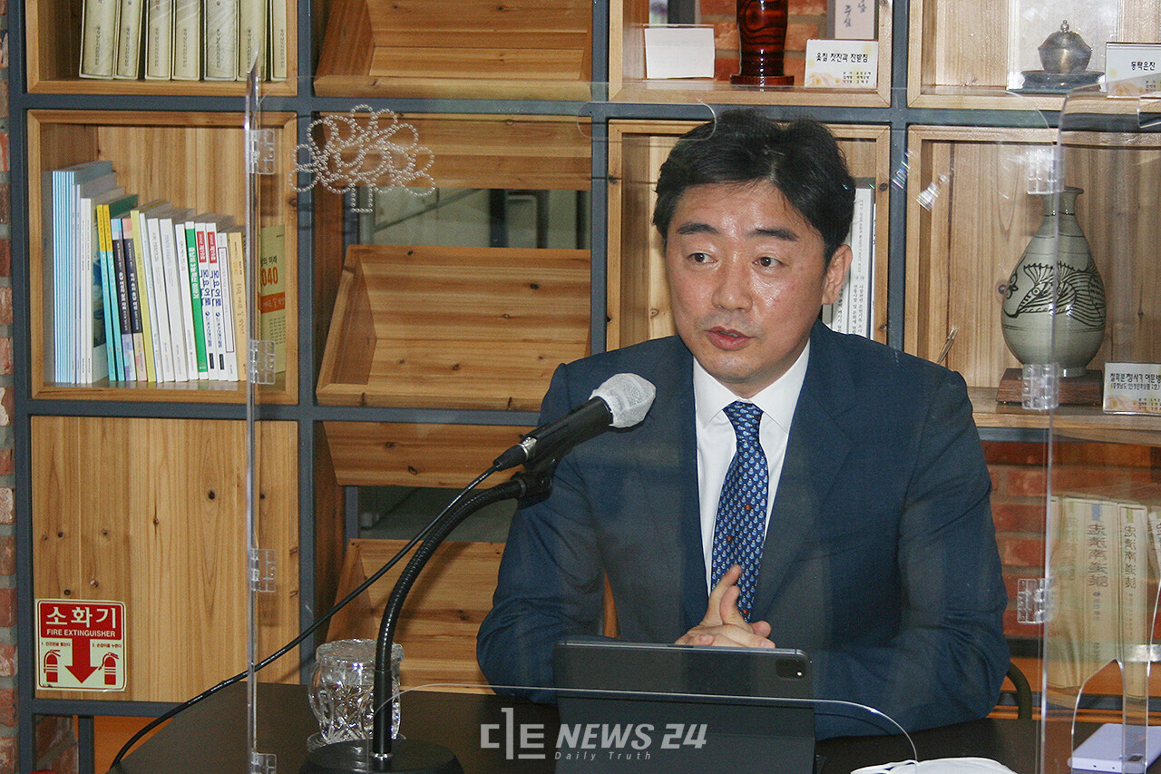 강 위원장은 내년 지방선거 충남지사 출마설에 "대선이 먼저"라고 선을 그었다. 다만 대선 승리 이후 "쓸모가 있다면 진지하게 고민할 문제"라고 여지를 남겼다. 류재민 기자