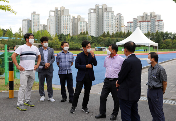 이승찬 대전시체육회장(왼쪽 네번째)이 대전체고를 방문해 선수들을 격려했다.