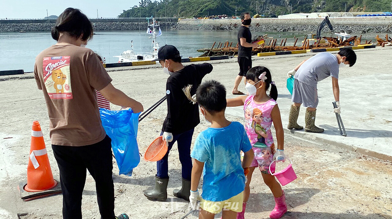 외연도초등학교 학생들이 주민들과 함께 ‘아름다운 섬 가꾸기’ 활동의 일환으로 쓰레기를 치우고 있다. 
