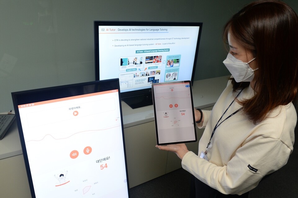 ETRI 조민수 연구원이 인공지능 언어교육 시스템이 적용된 한국어 학습 어플리케이션(이르테크, KOKOA앱)을 시연하는 모습.