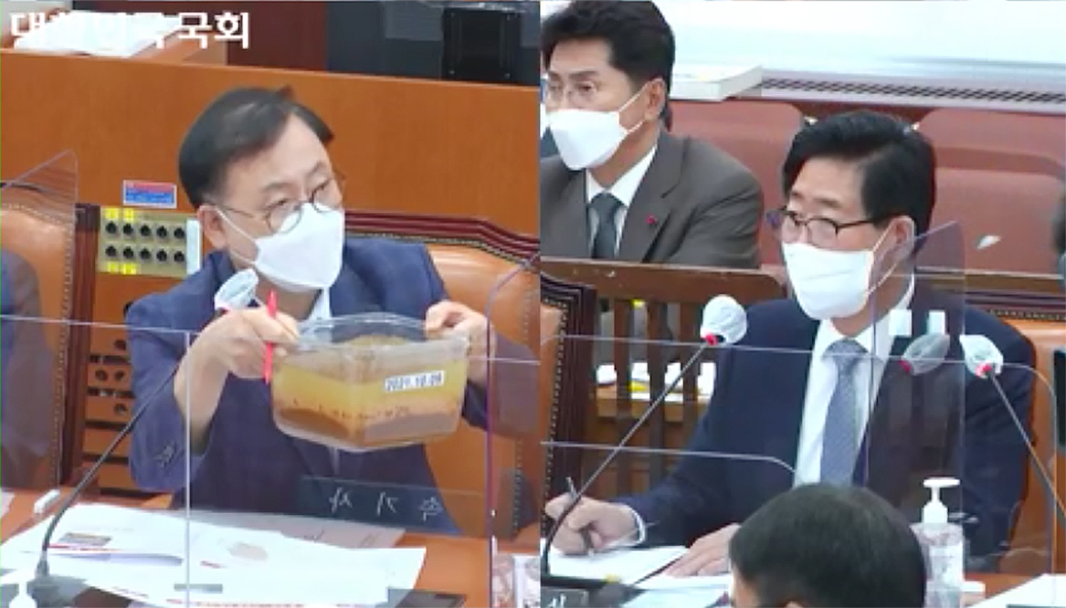 이 의원은 보령댐 인근에서 직접 담아온 물을 보여주며 “댐에서 3km 떨어진 성주산에서 흘러나온 물인데, 녹물과 황토로 덮여 있다. 이게 보령댐으로 가는 것”이라며 “수량과 수질 모두 중장기 대책을 만들어 관리해야 한다”고 주장했다. 국회인터넷의사중계시스템 갈무리.