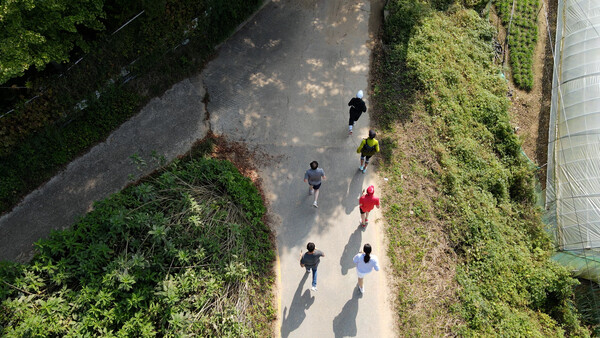 언텍트 18km는 대덕구 장동 산디마을 버스정류장에서 임도를 순환하는 코스로 130여 명의 동호인들이 참가했다.