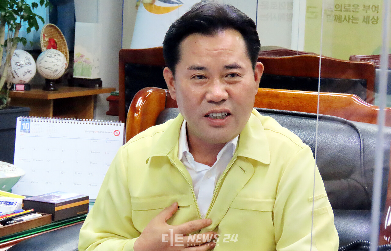 박정현 부여군수는 와의 인터뷰에서 최근 불거진 도지사 도전 여론을 경계하며 도정 현안에 대한 해결의지를 강조했다. 안성원 기자.